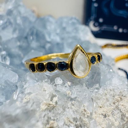 Žiedas su mėnulio akmeniu ir safyrais