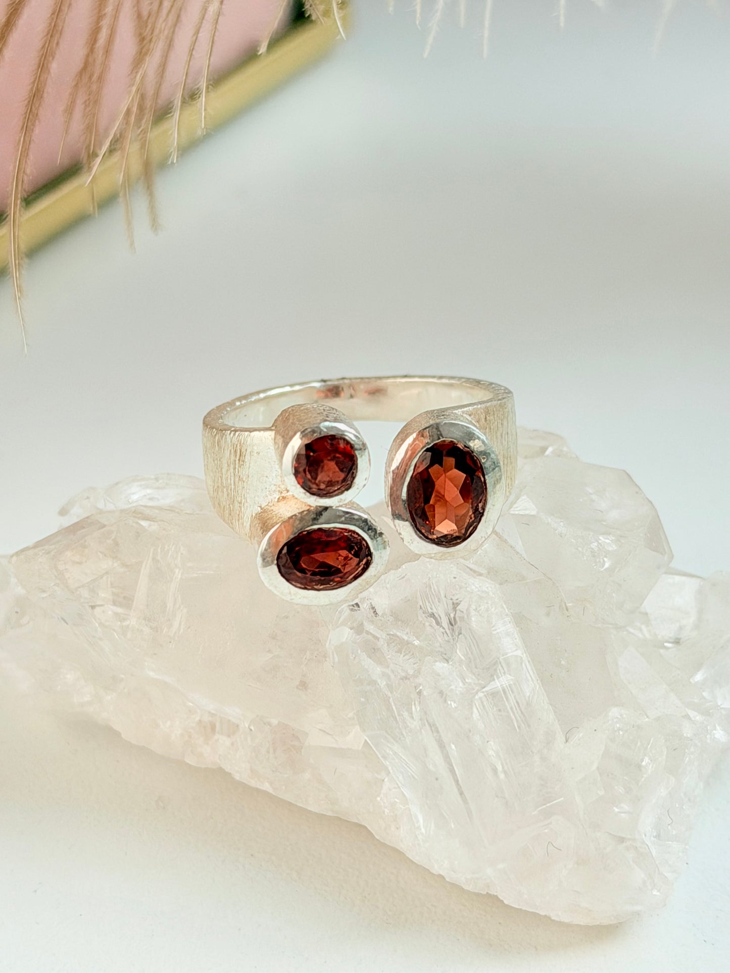 Sidabrinis žiedas su Granatais “Trio”