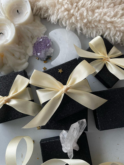 Įvairių kristalų kaklo vėrinys