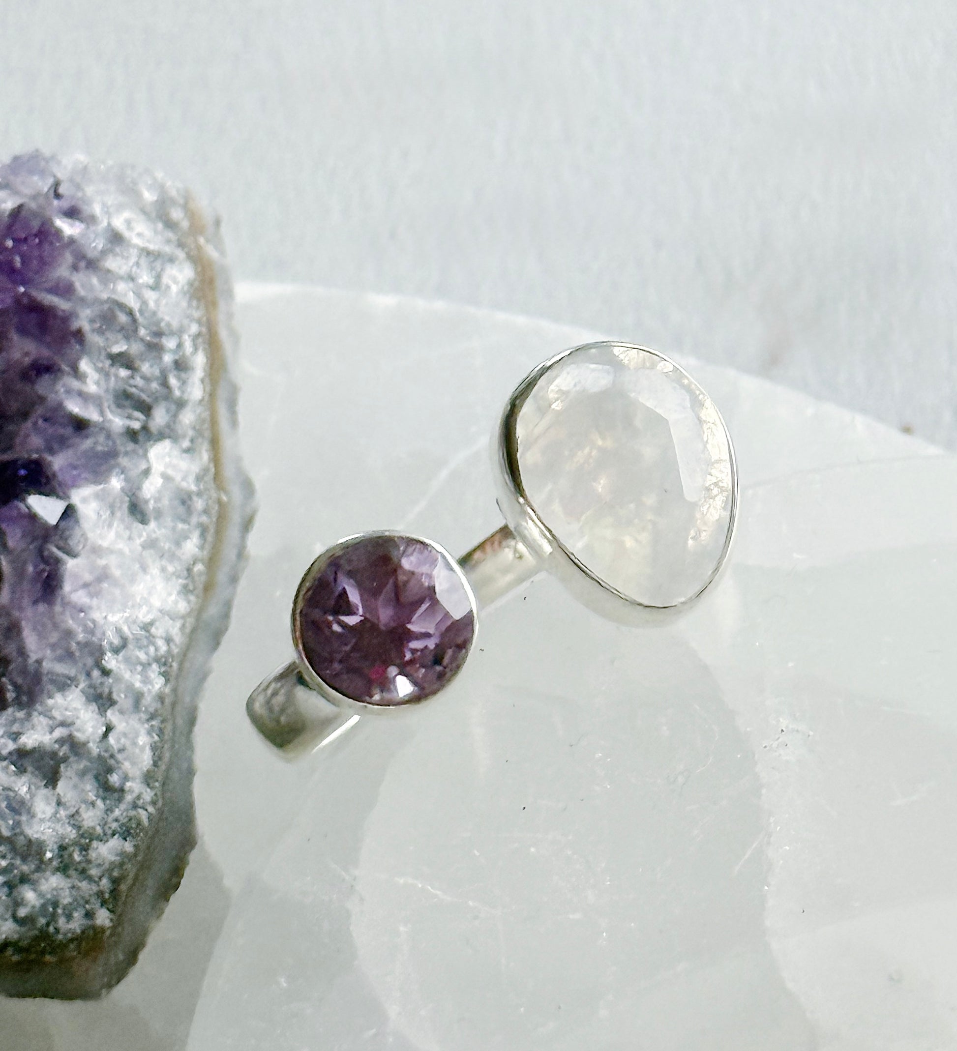 Ametisto ir mėnulio akmens žiedas "Šviesa" / 16 dydis