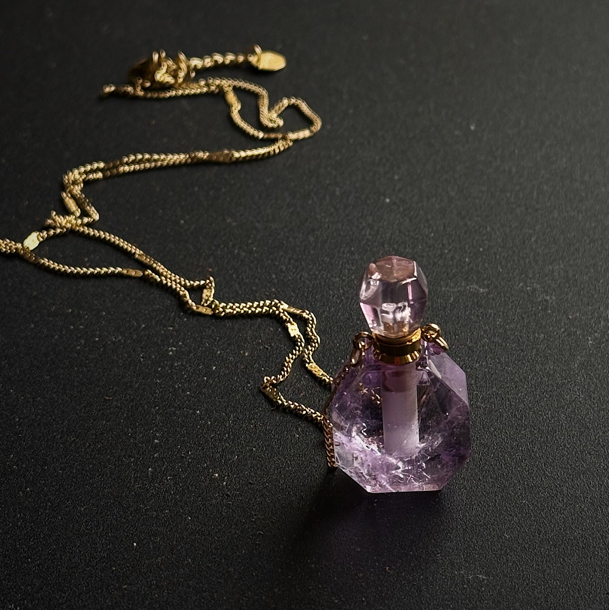 Ametisto kaklo papuošalas - kvepalų buteliukas