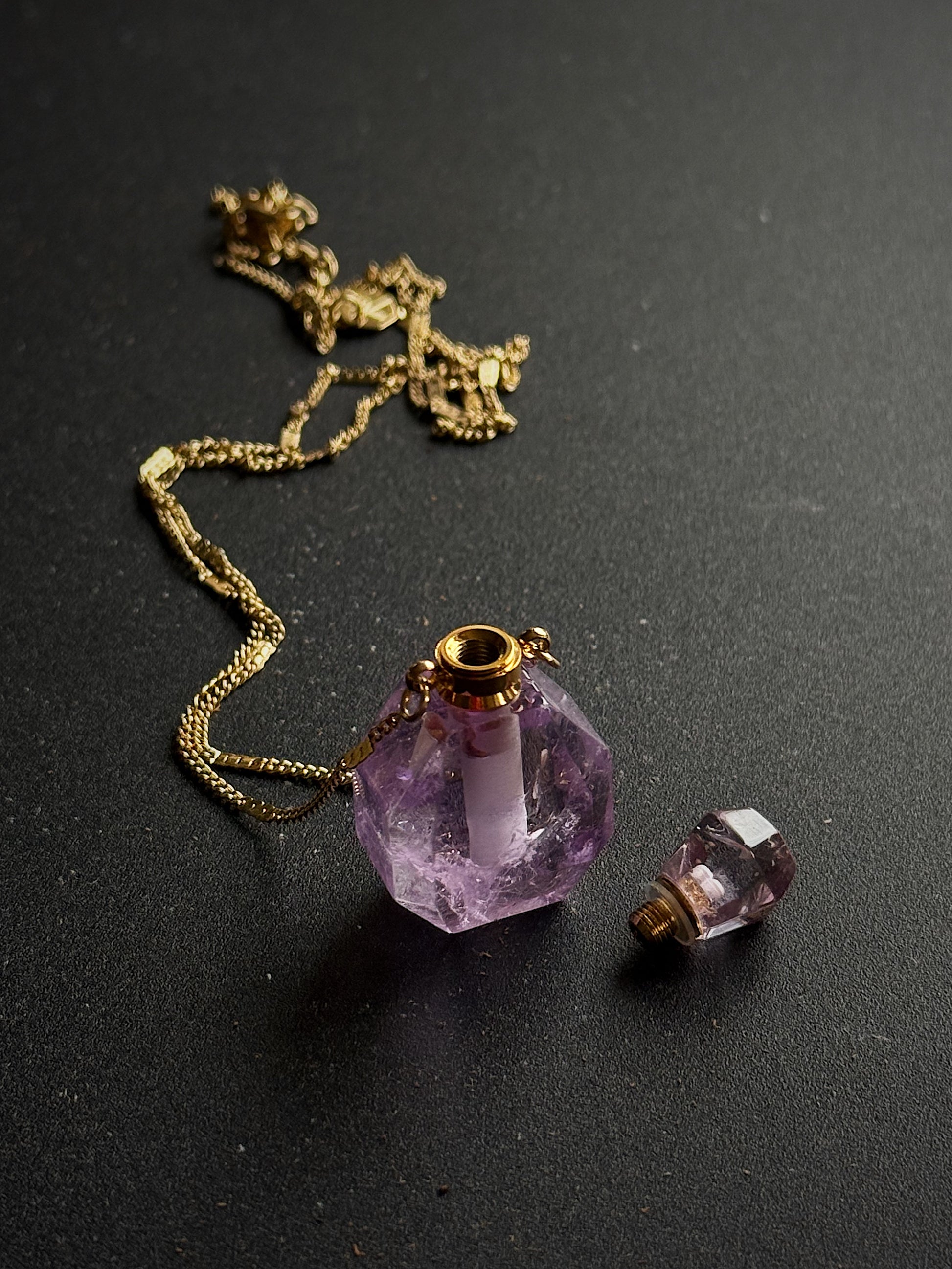 Ametisto kaklo papuošalas - kvepalų buteliukas