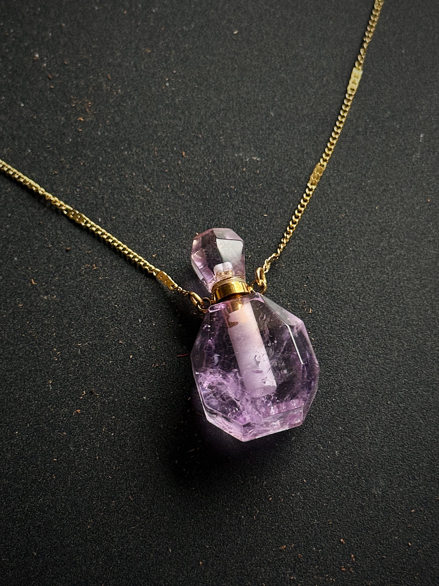 Ametisto kaklo papuošalas - kvepalų buteliukas