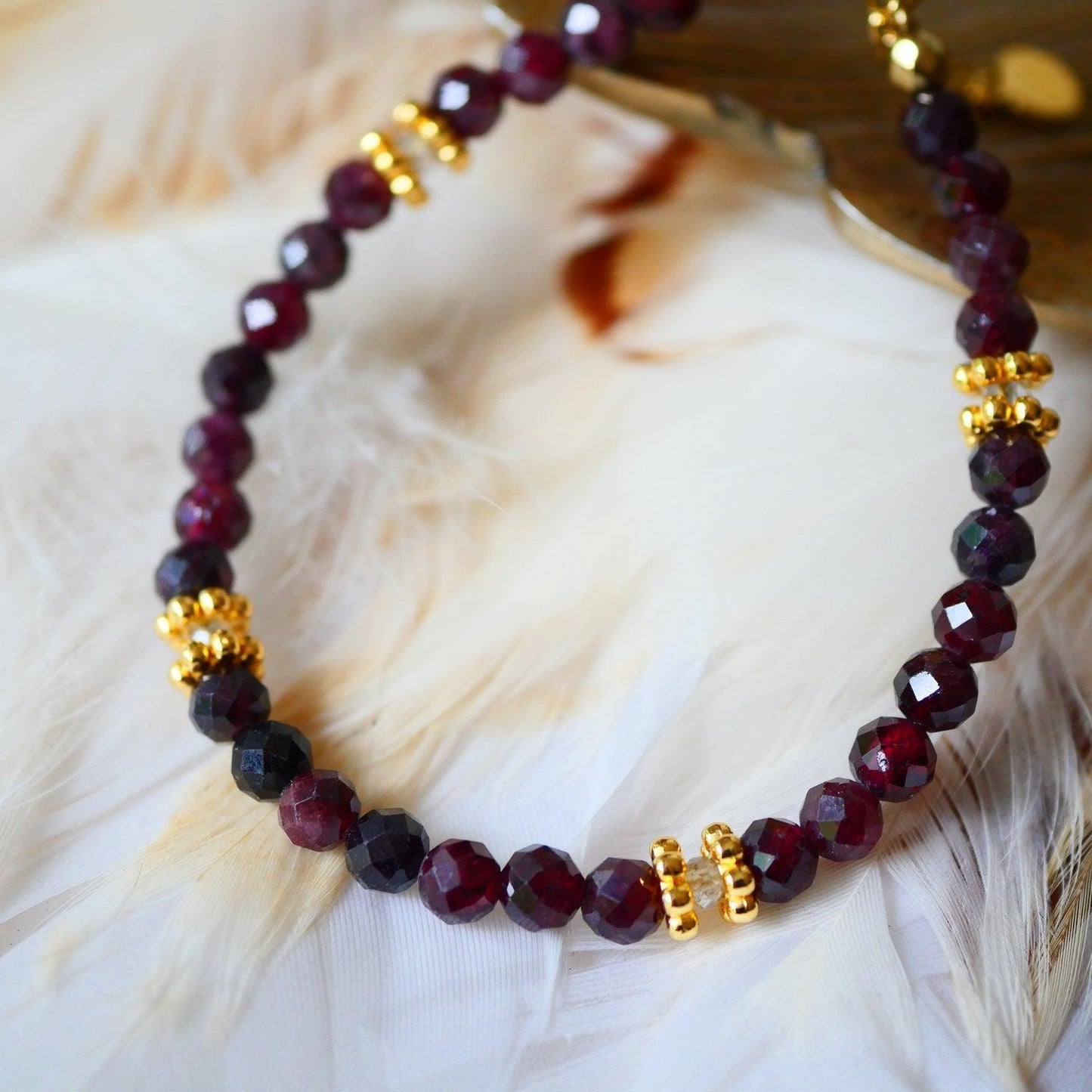 Apyrankė su granato ir labradorito kristalais “Energija”