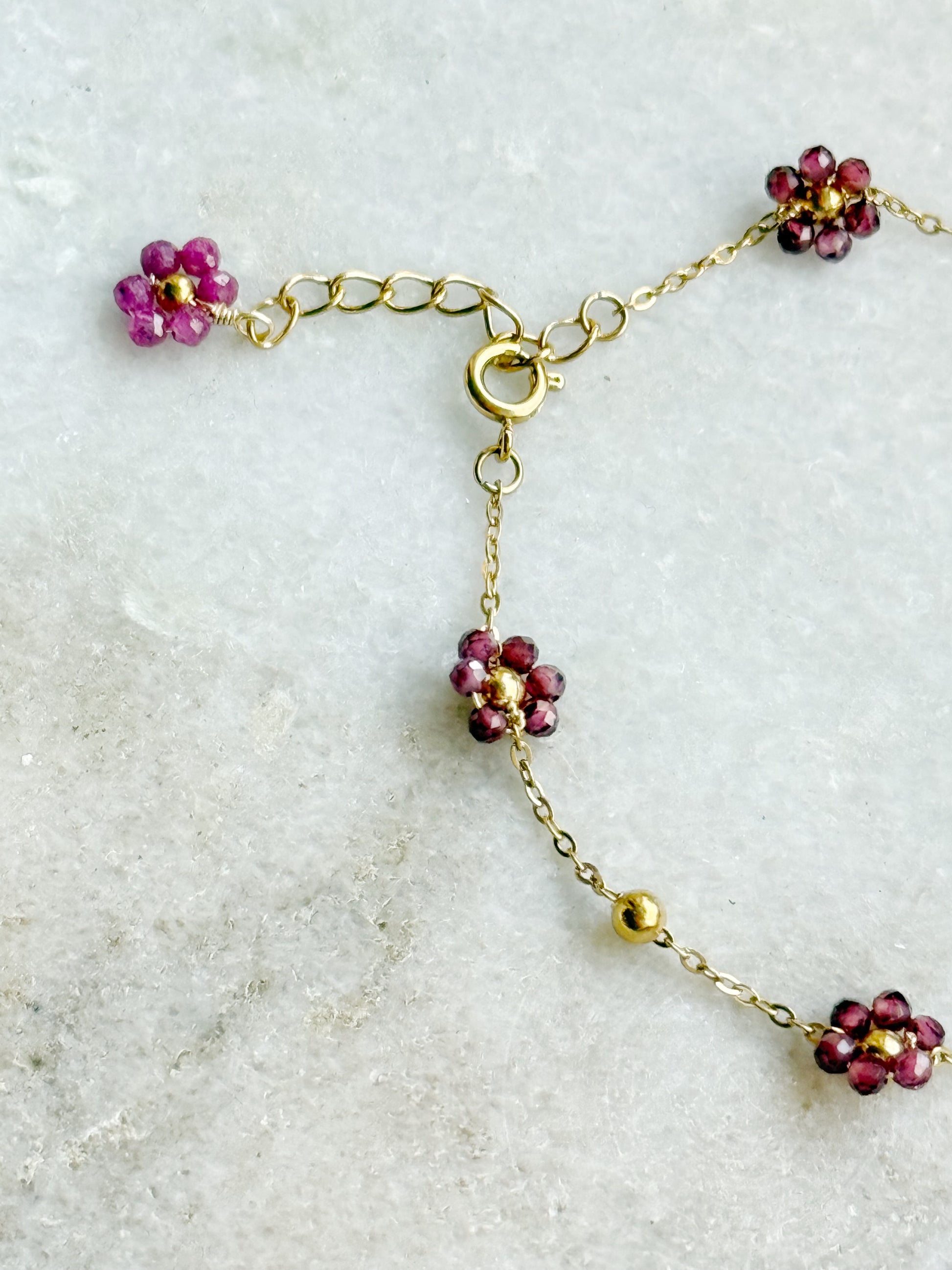 Apyrankė su granato kristalais