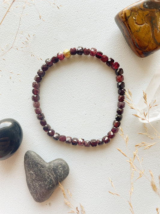 Apyrankė su granato kristalais