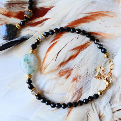 Apyrankė su juoduoju turmalinu, labradoritu ir samanų agatu