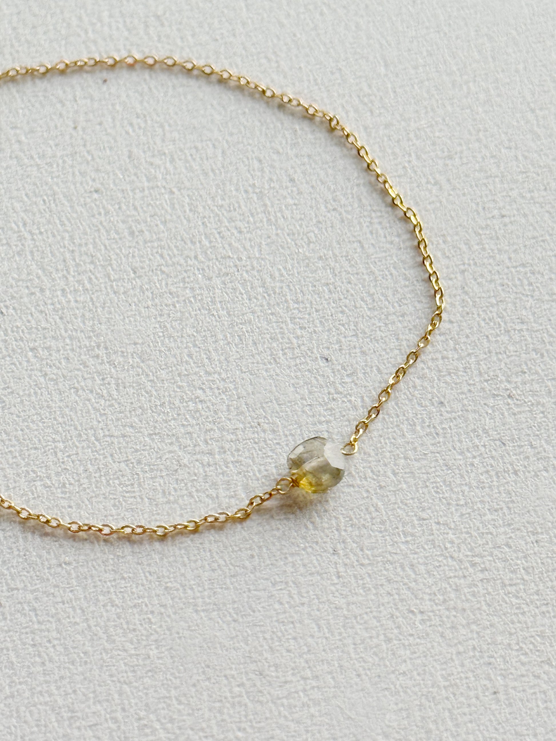 Apyrankė su labradorito kristalu “Intuicijos lašelis”