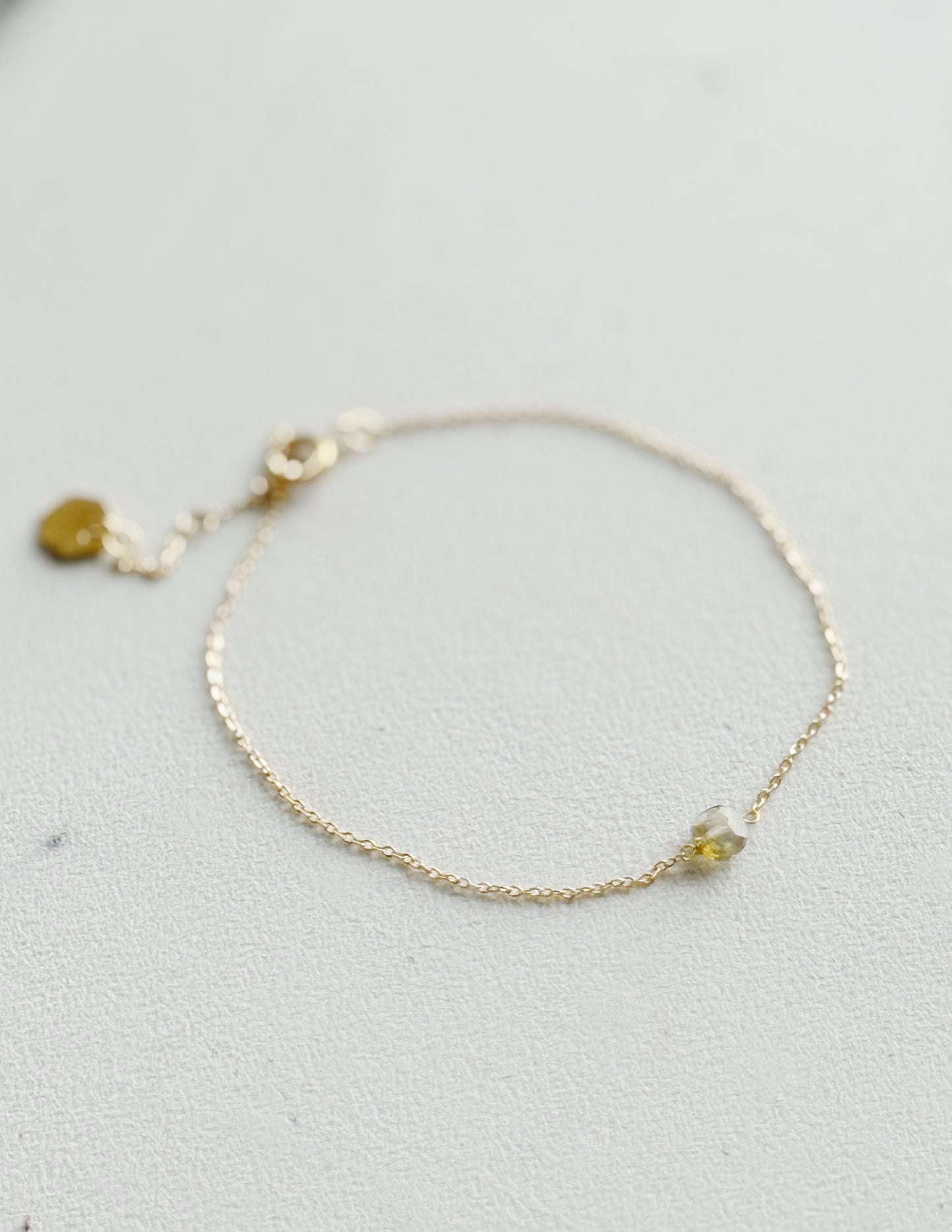 Apyrankė su labradorito kristalu “Intuicijos lašelis”