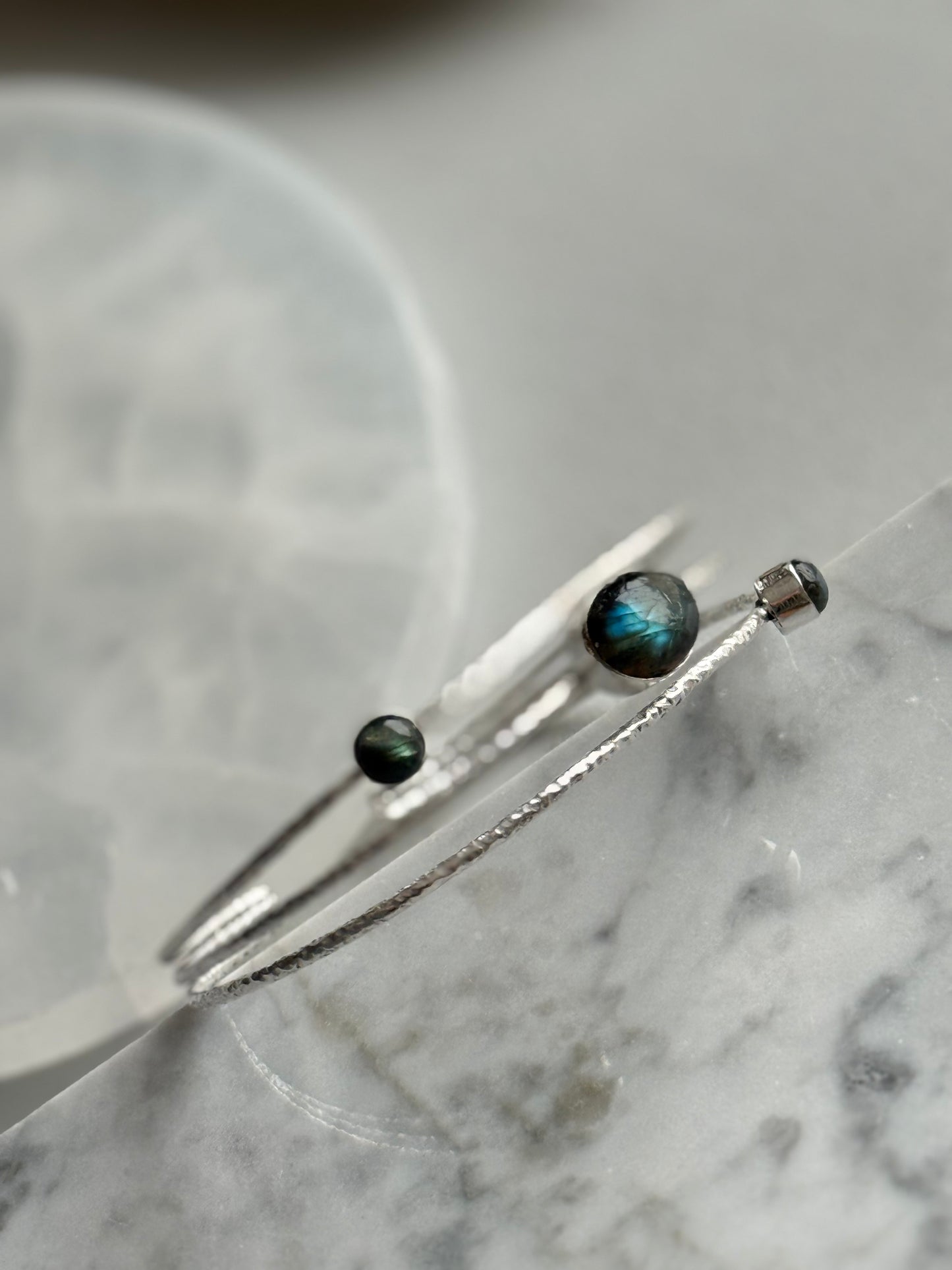 Apyrankė su labradoritu