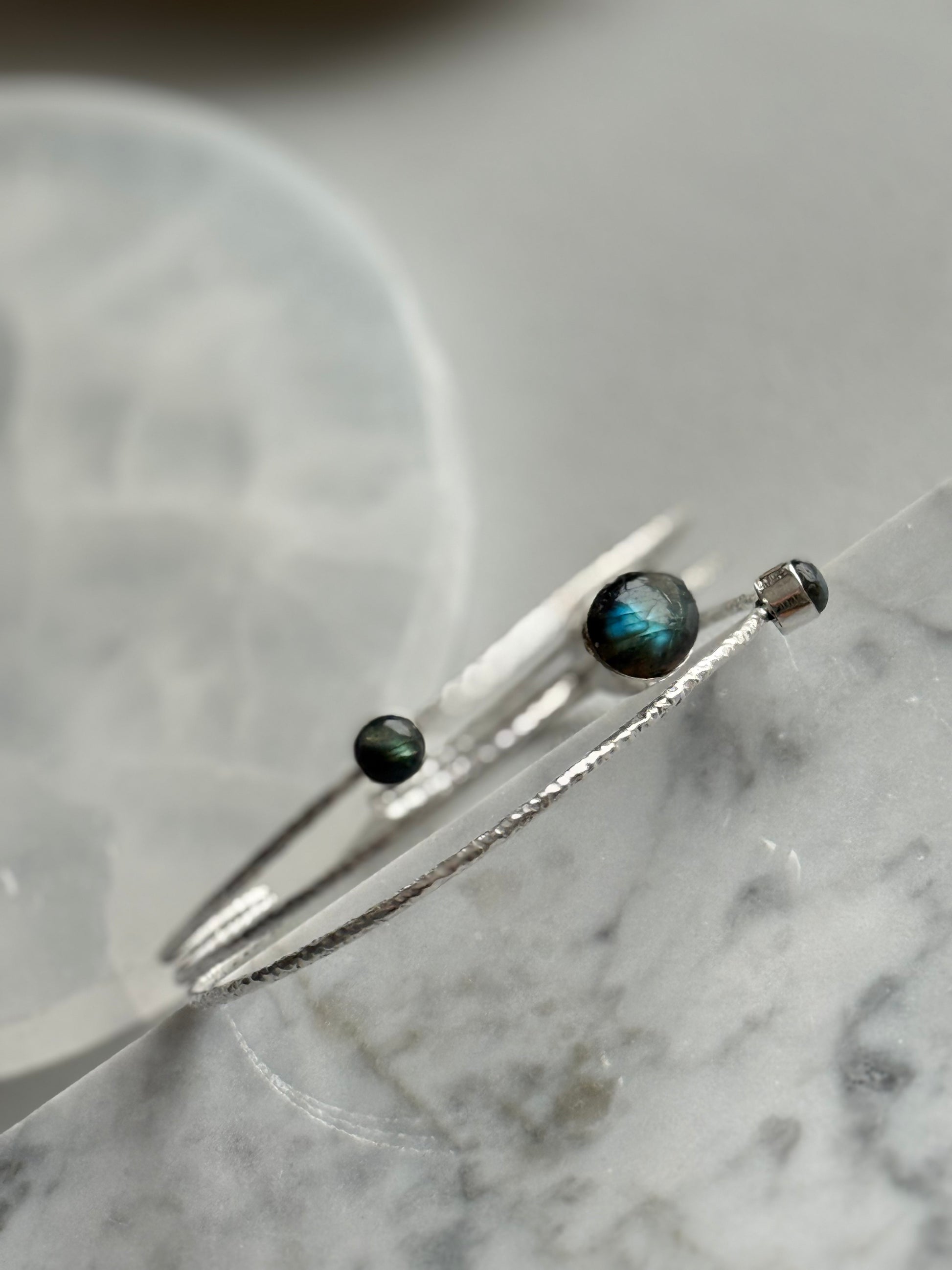 Apyrankė su labradoritu