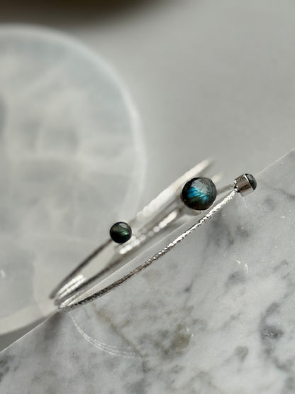 Apyrankė su labradoritu