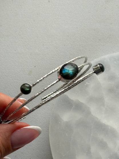 Apyrankė su labradoritu