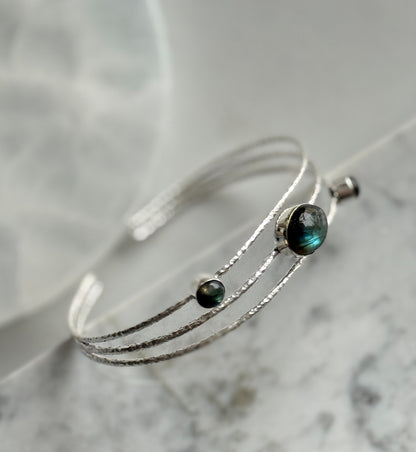 Apyrankė su labradoritu