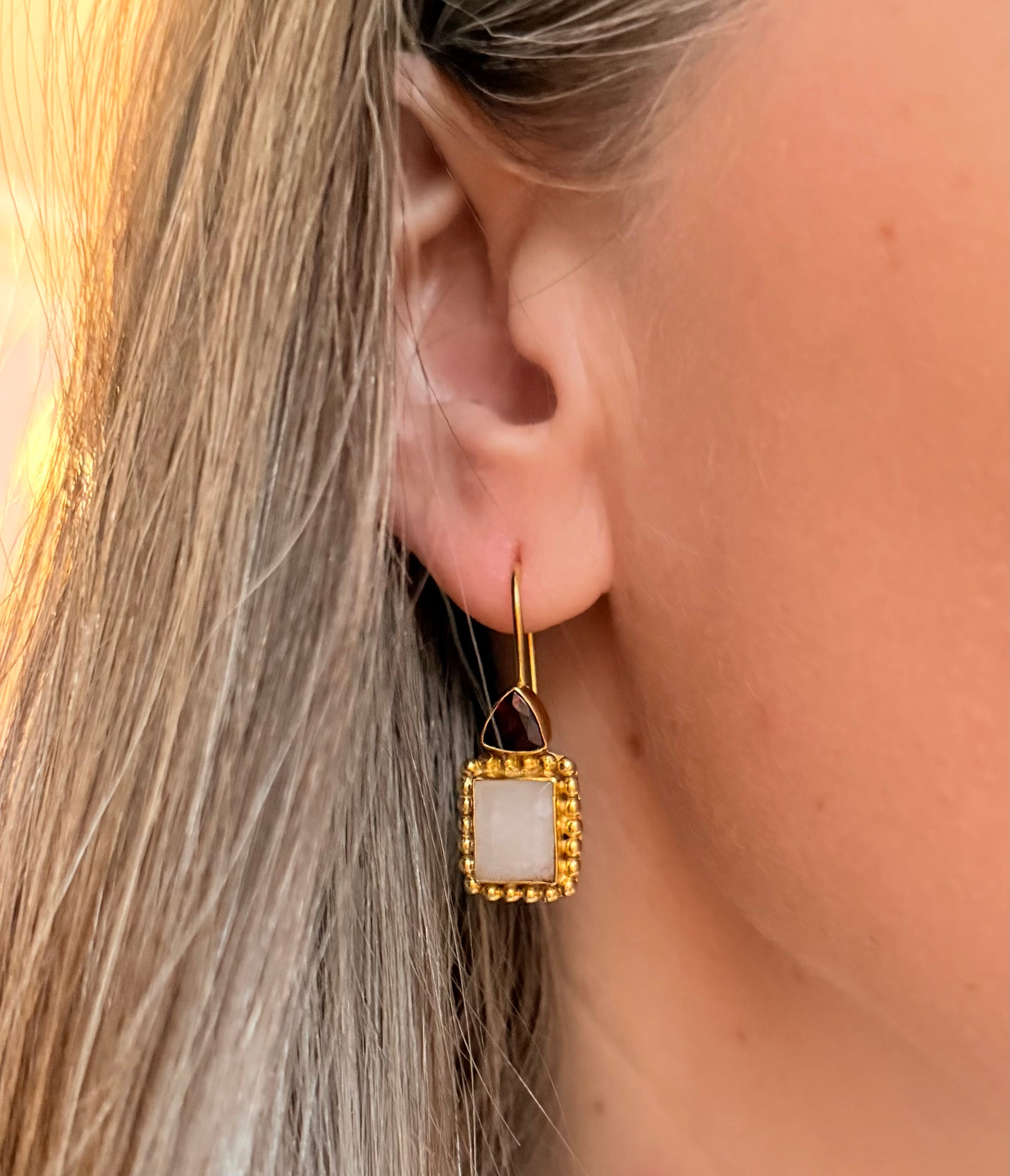 Auskarai su granatais ir Mėnulio akmens kristalais