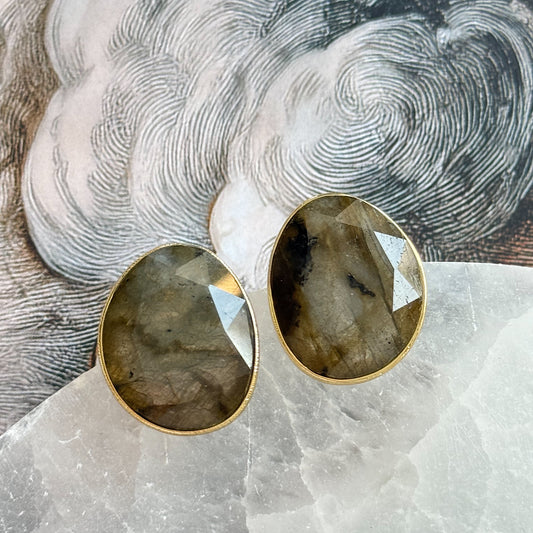 Auskarai su labradoritu