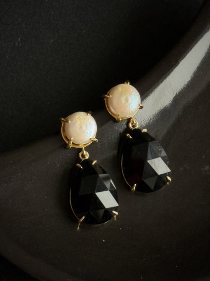 Auskarai su oniksu ir perlu