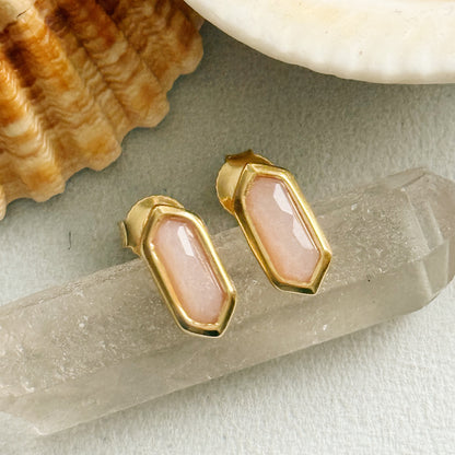 Auskarai su persikinio mėnulio akmens kristalais