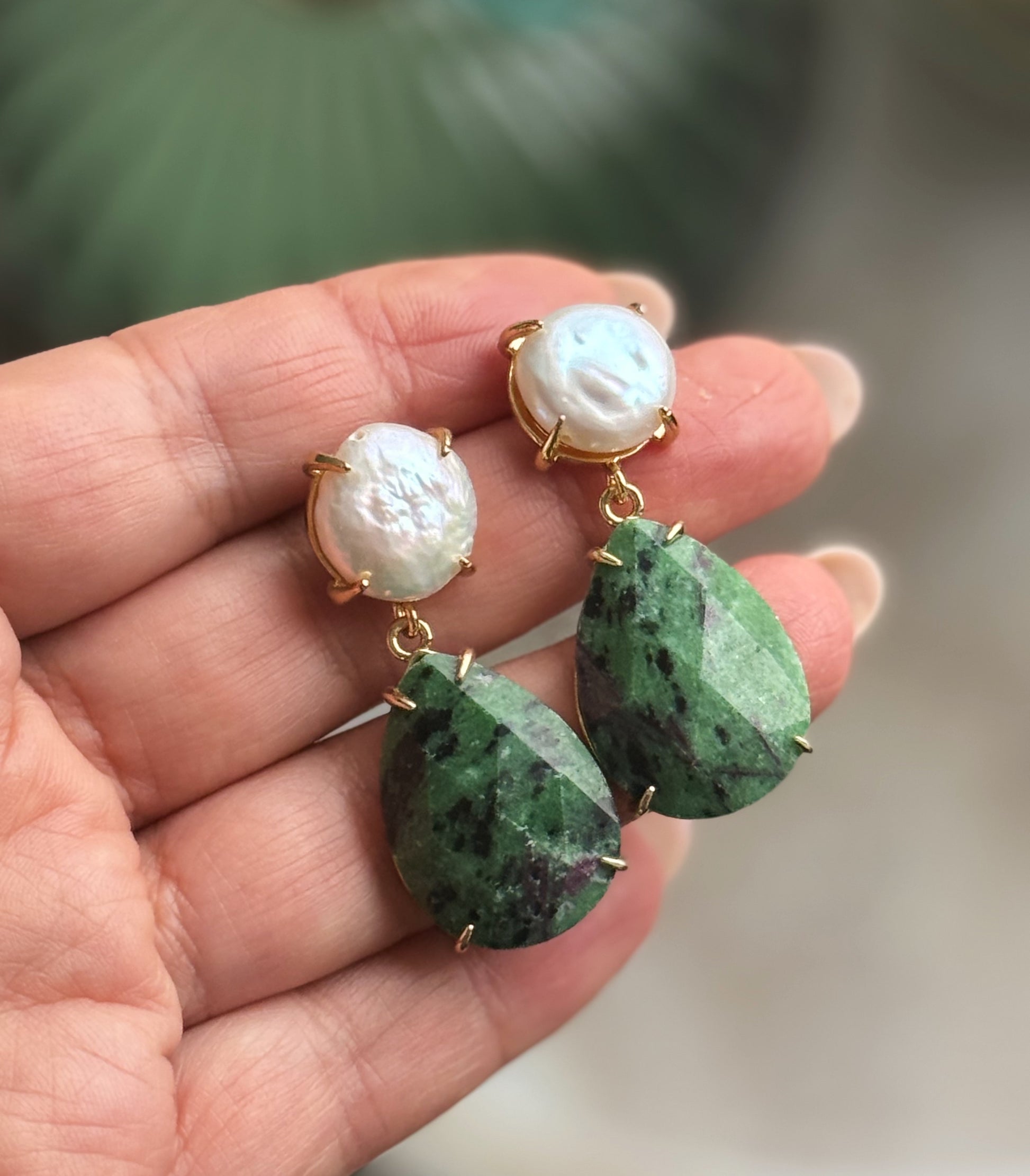 Auskarai su zoisito rubinu ir perlu