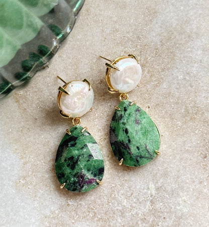 Auskarai su zoisito rubinu ir perlu