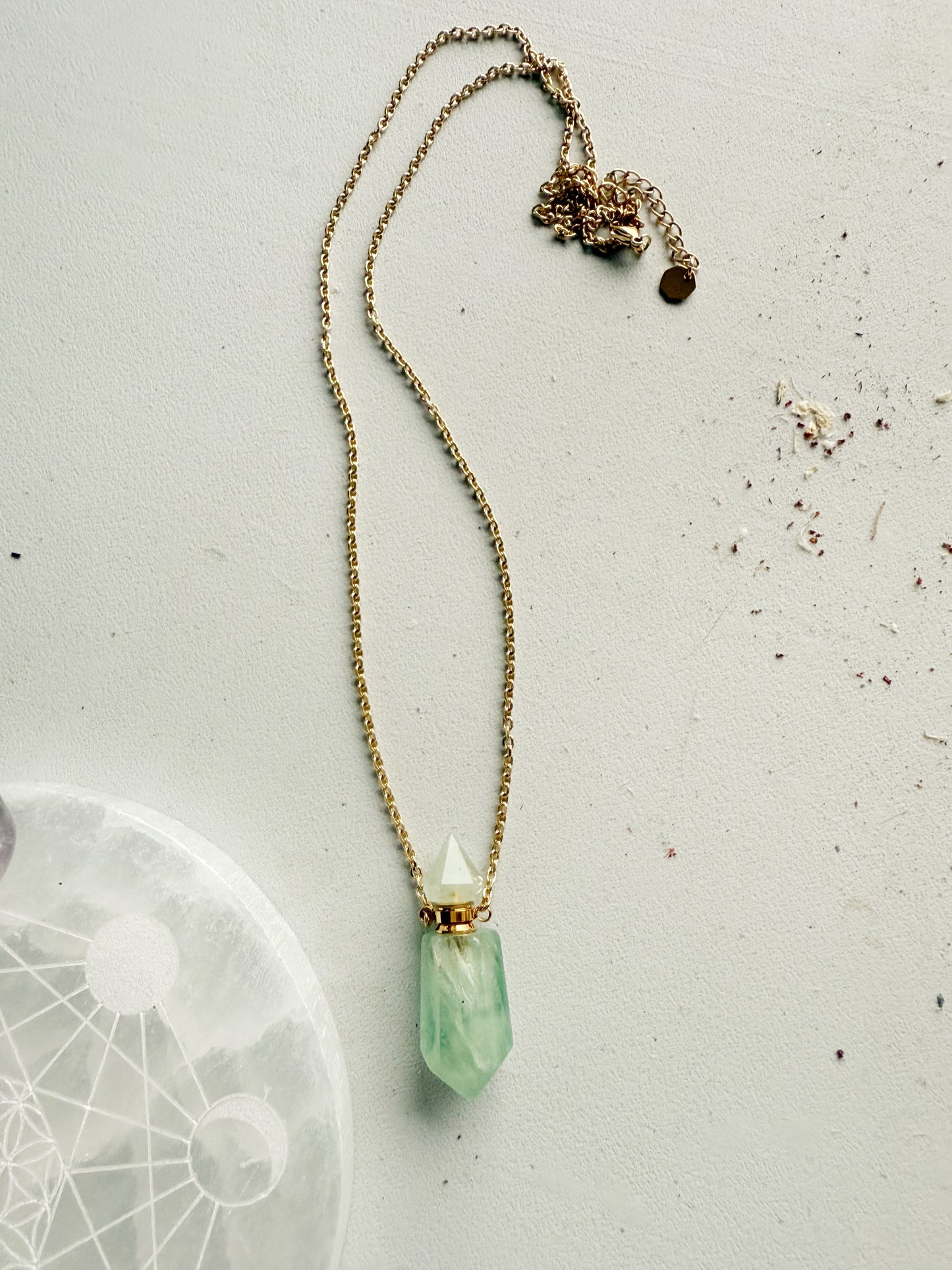 Avantiurino kaklo papuošalas - kvepalų buteliukas