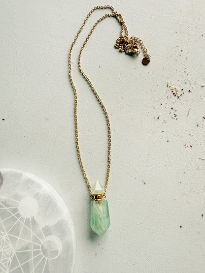 Avantiurino kaklo papuošalas - kvepalų buteliukas