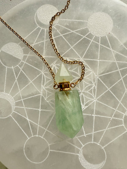 Avantiurino kaklo papuošalas - kvepalų buteliukas