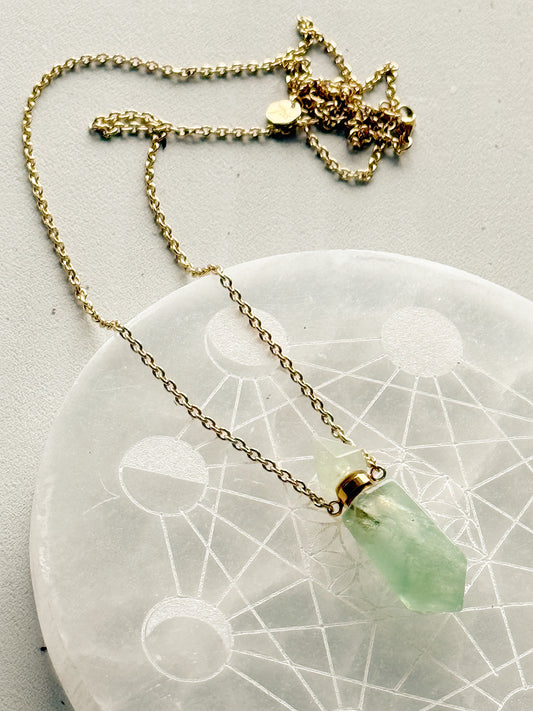 Avantiurino kaklo papuošalas - kvepalų buteliukas