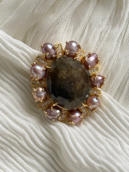 Labradorito ir perlų sagė