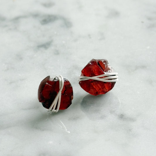 Sidabriniai auskarai su granato kristalais