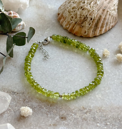 Peridoto kristalų apyrankė