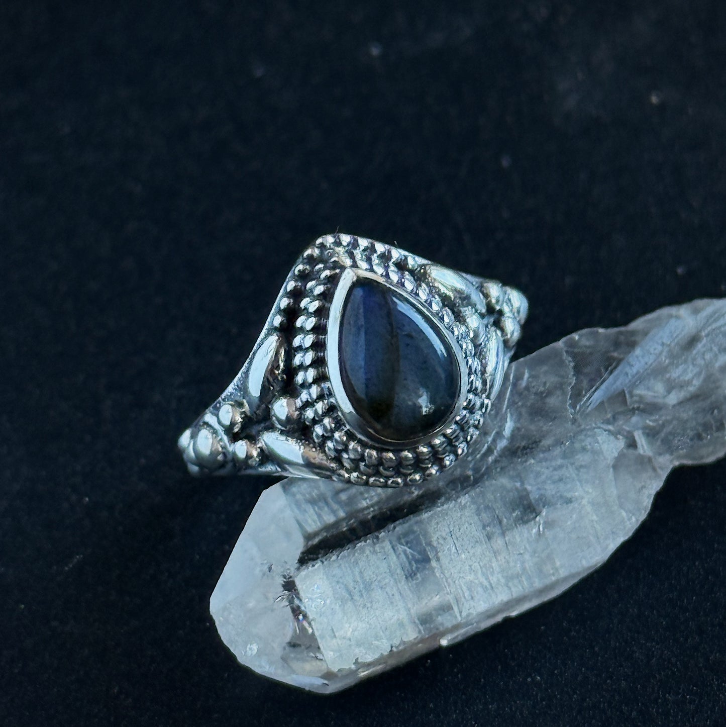 Sidabrinis žiedas “Labradorito lašas”, 20 dydis