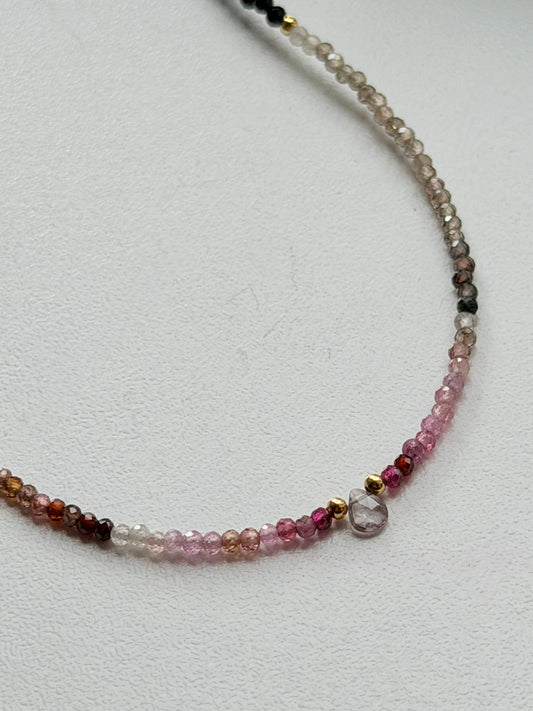 Kaklo papuošalas su špineliais ir turmalinais “Boho"