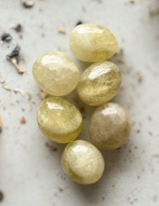 Geltonojo kalcito kristalas