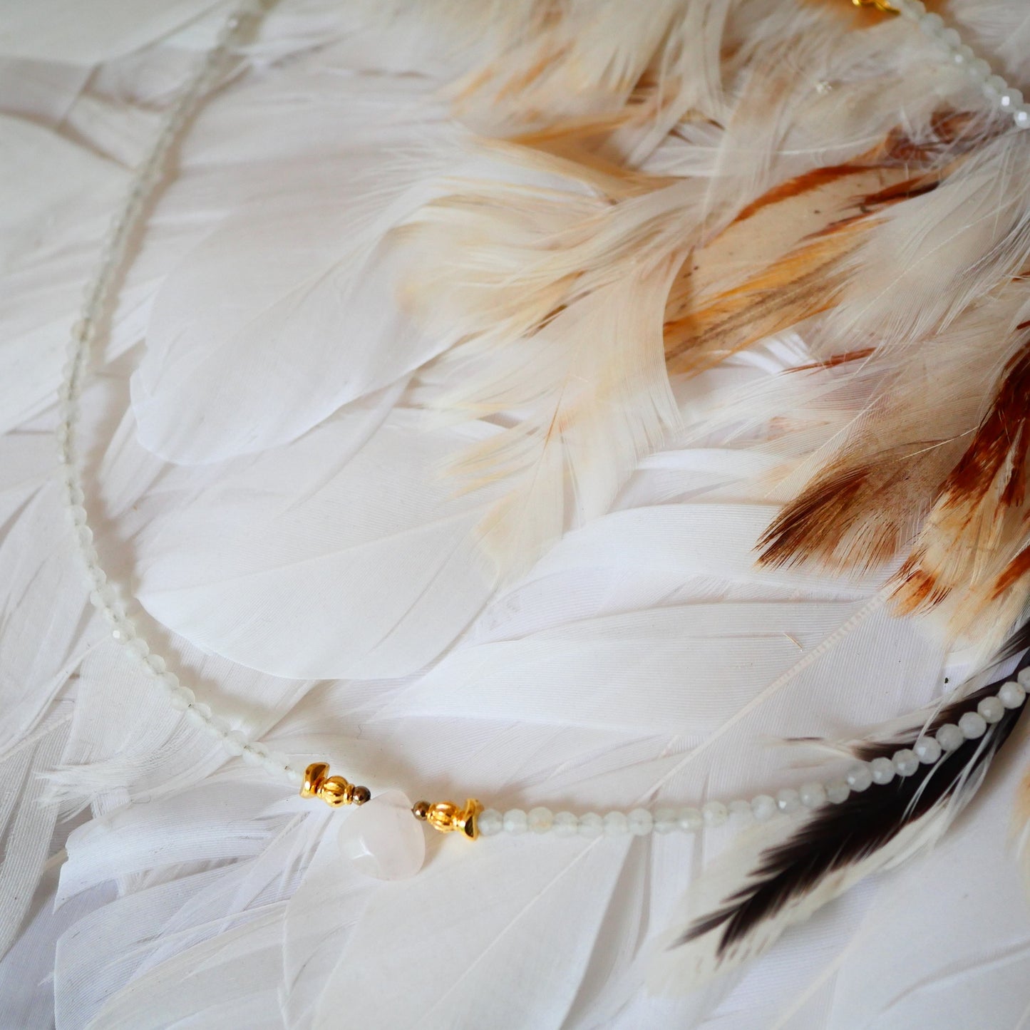 Rožinio kvarco ir mėnulio akmens kaklo vėrinys