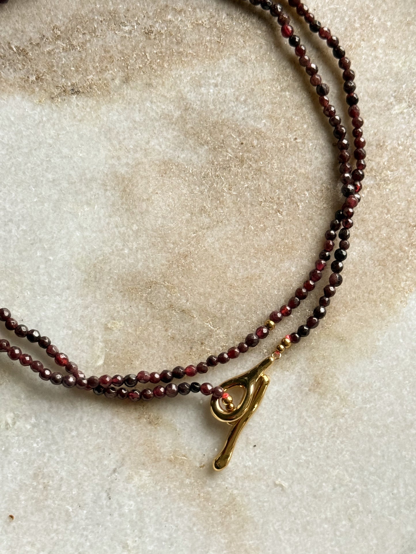 Ilgas Granato kristalų vėrinys