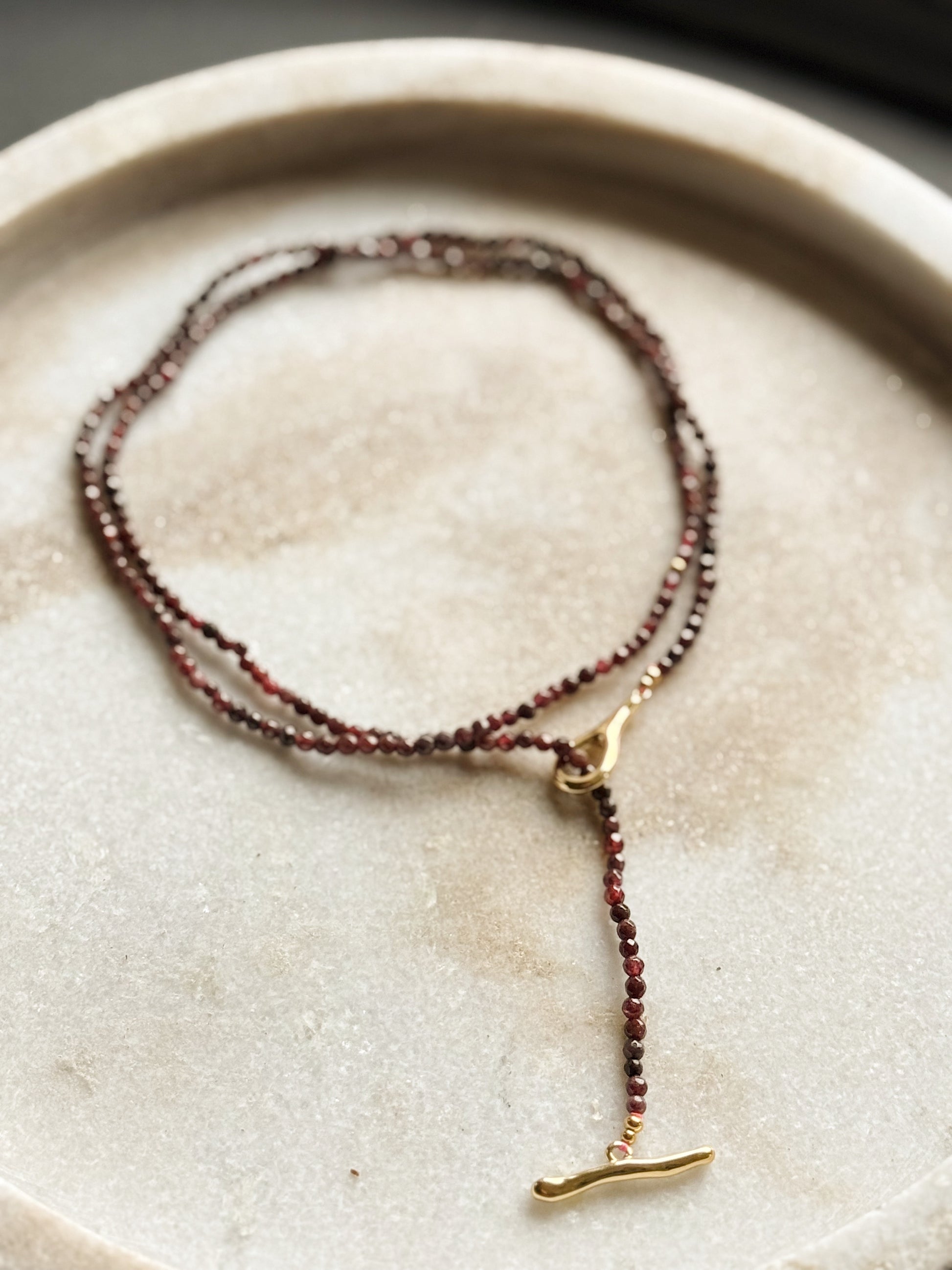 Ilgas Granato kristalų vėrinys