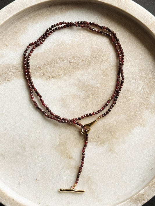 Ilgas Granato kristalų vėrinys