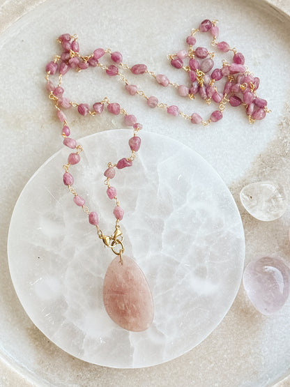 Ilgas Rodonito kaklo papuošalas