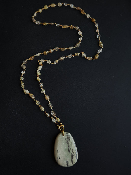 Ilgas citrino vėrinys su jaspio pakabuku