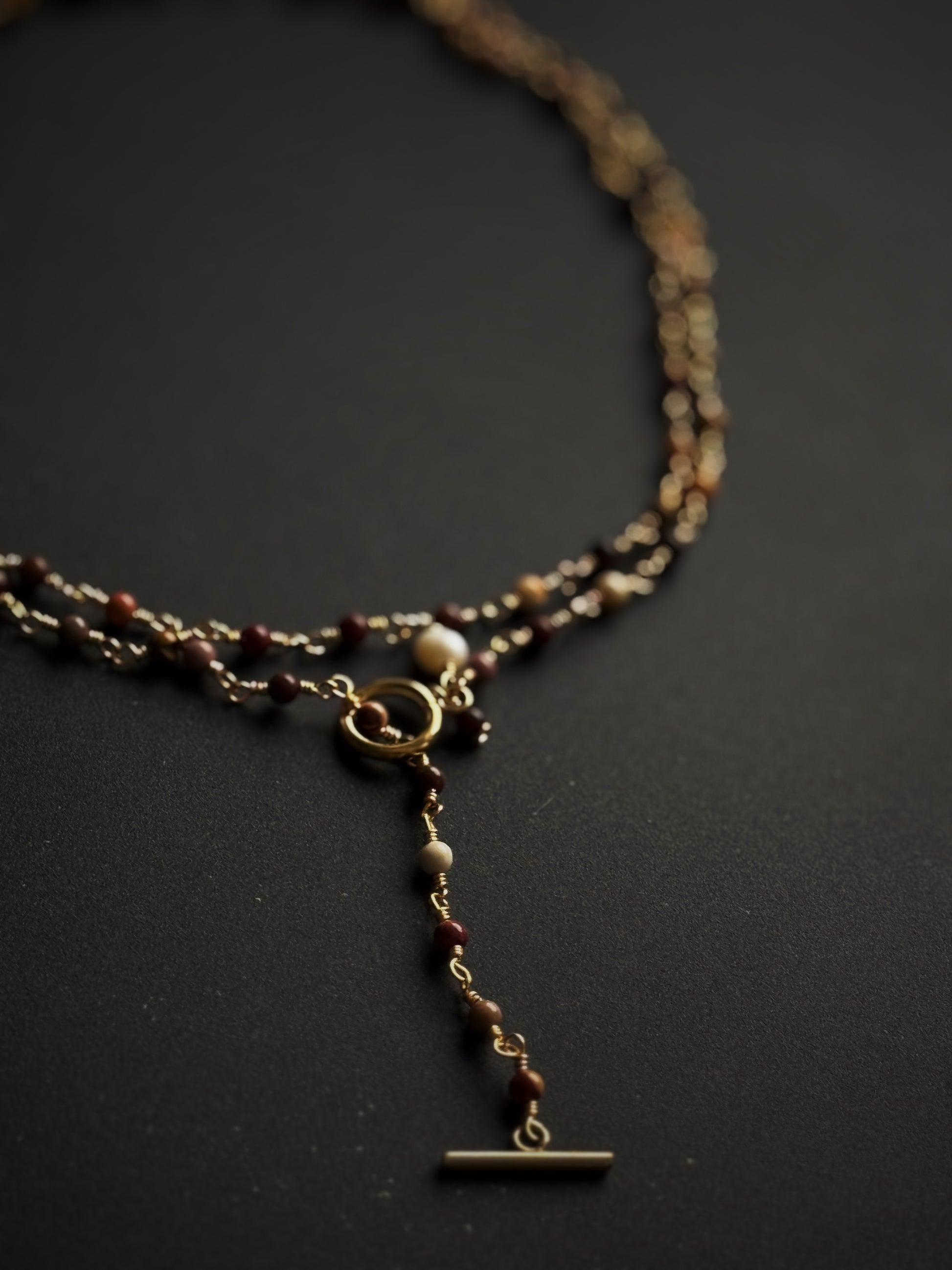 Ilgas kaklo papuošalas su mokaito jaspio kristalais