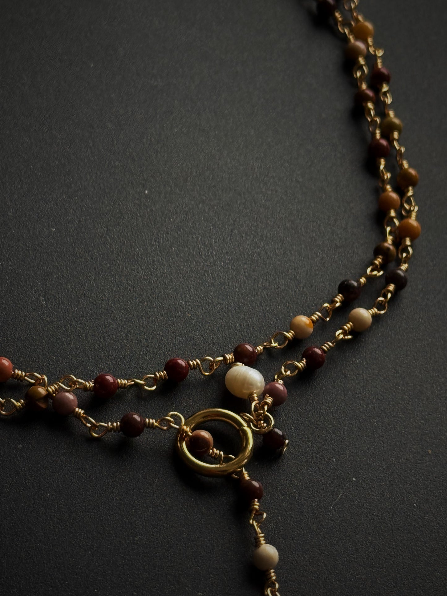 Ilgas kaklo papuošalas su mokaito jaspio kristalais