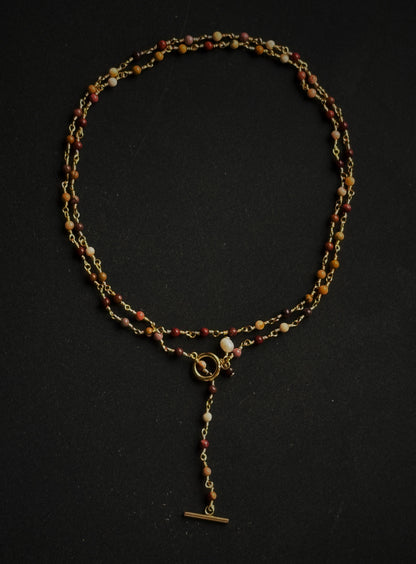 Ilgas kaklo papuošalas su mokaito jaspio kristalais