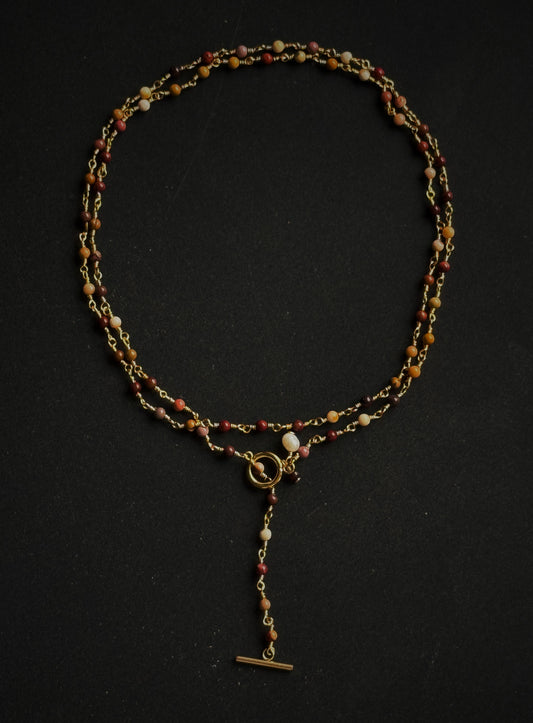 Ilgas kaklo papuošalas su mokaito jaspio kristalais