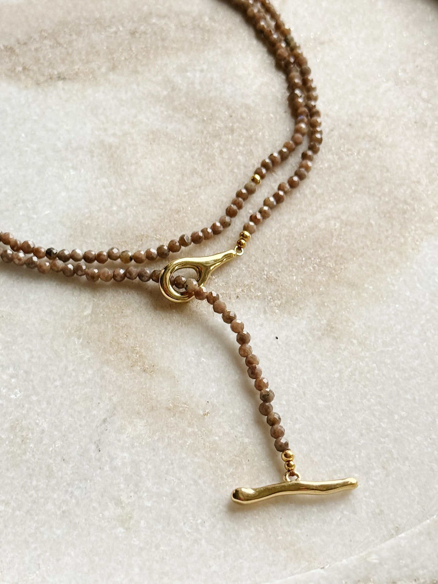 Ilgas kaklo papuošalas su rudojo labradorito kristalais