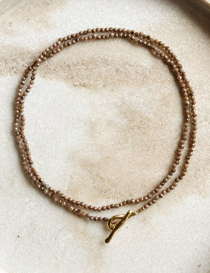 Ilgas kaklo papuošalas su rudojo labradorito kristalais