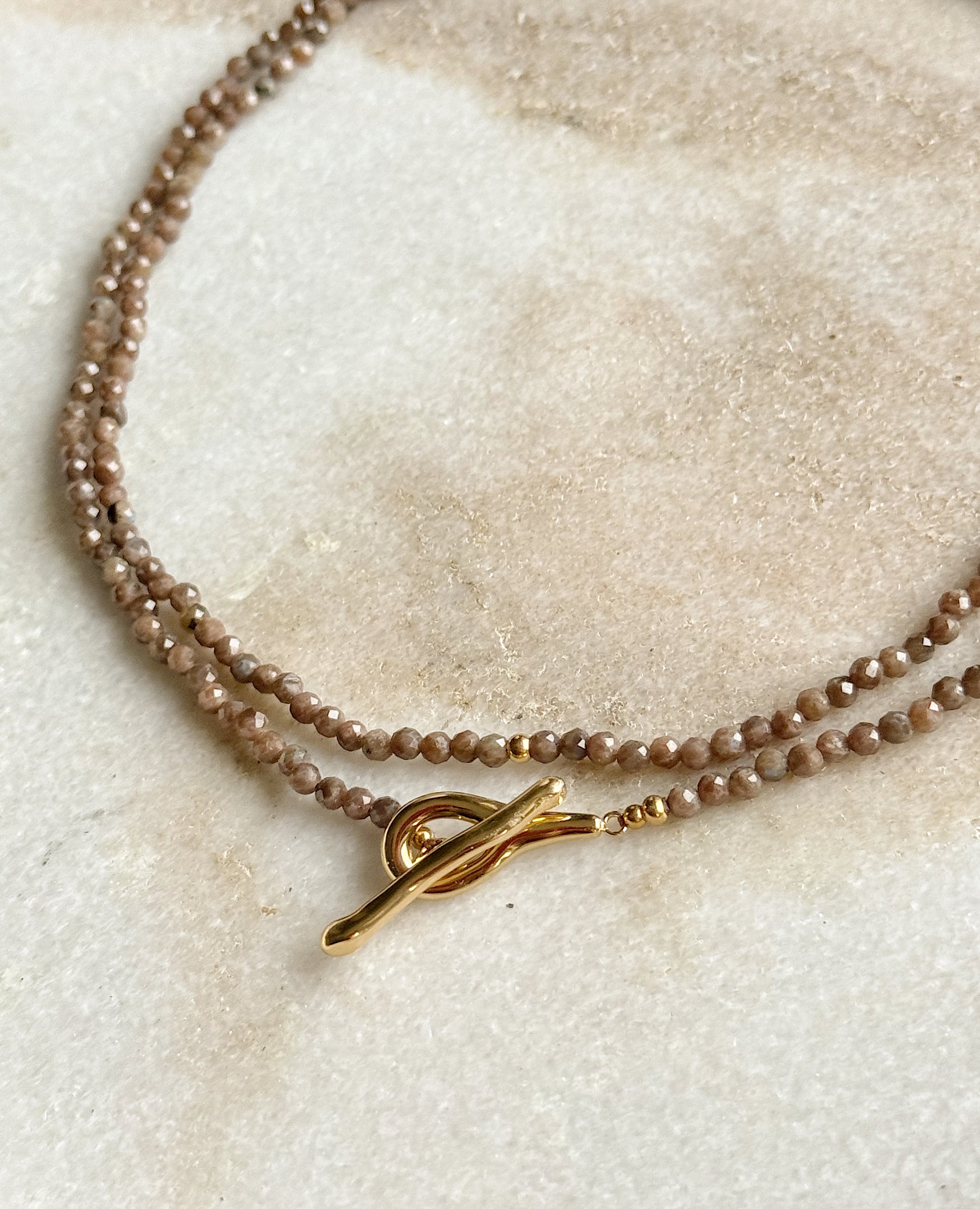 Ilgas kaklo papuošalas su rudojo labradorito kristalais