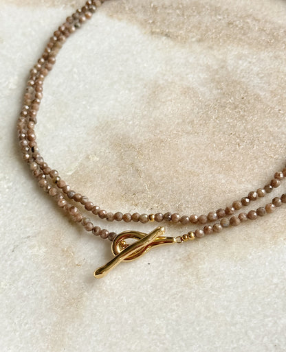 Ilgas kaklo papuošalas su rudojo labradorito kristalais