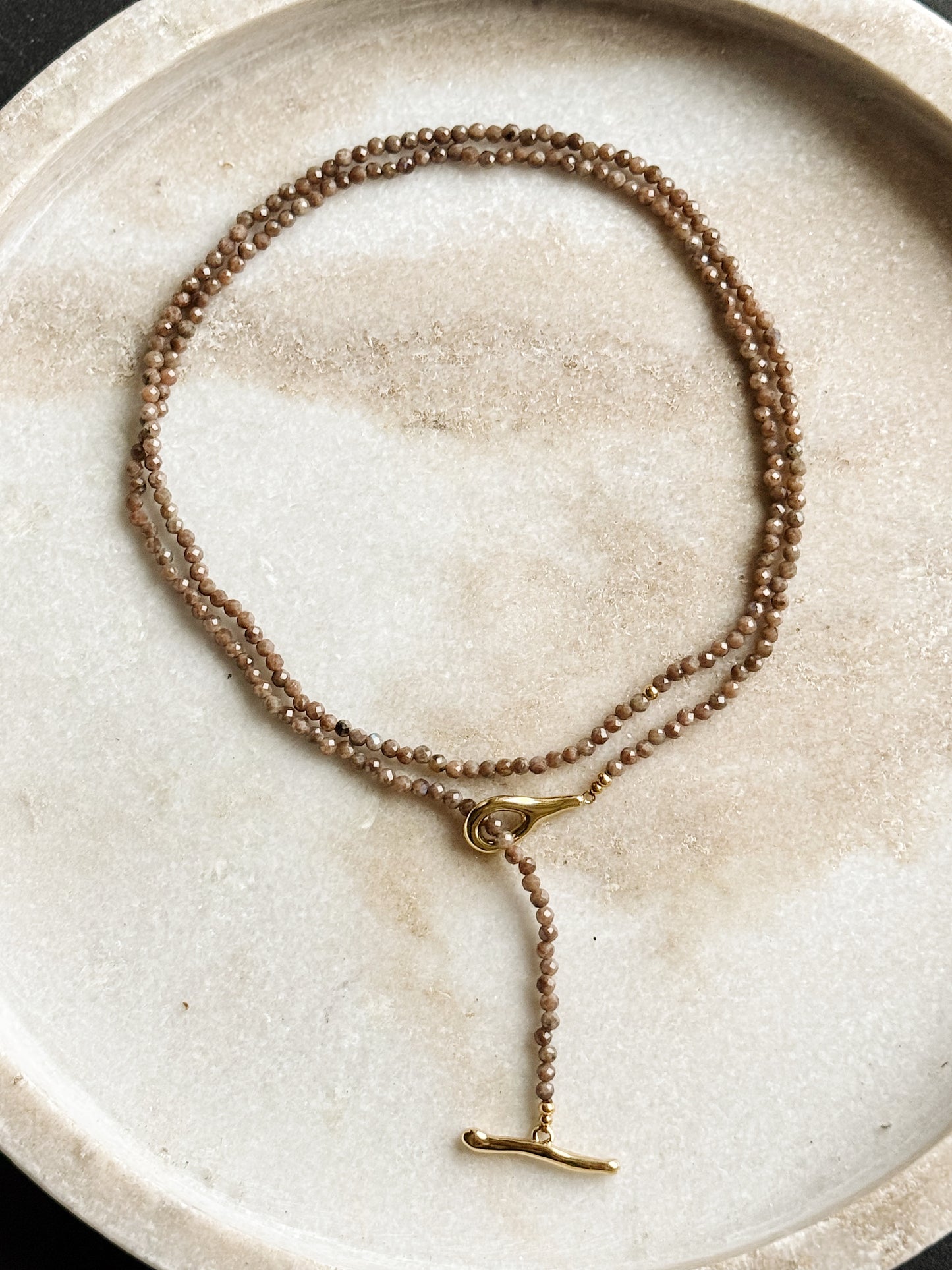 Ilgas kaklo papuošalas su rudojo labradorito kristalais