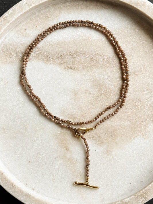 Ilgas kaklo papuošalas su rudojo labradorito kristalais